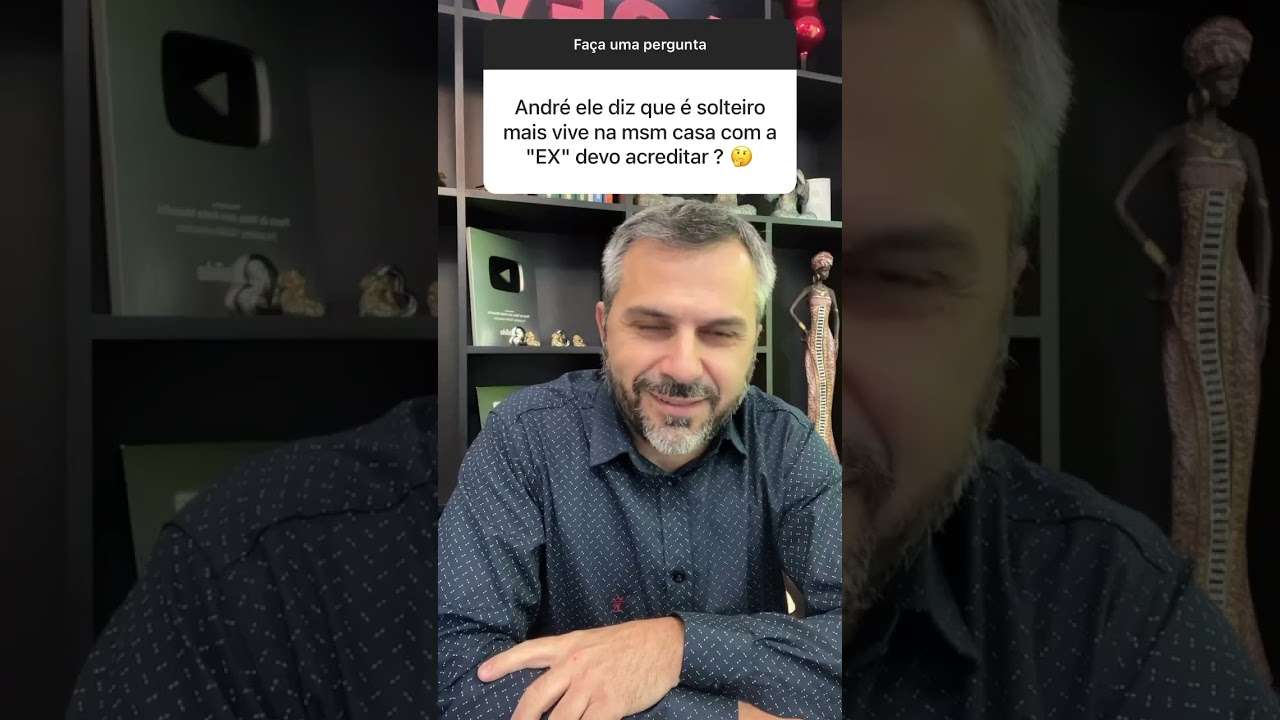 Ele diz que é solteiro, mas ainda vive na casa com a ex